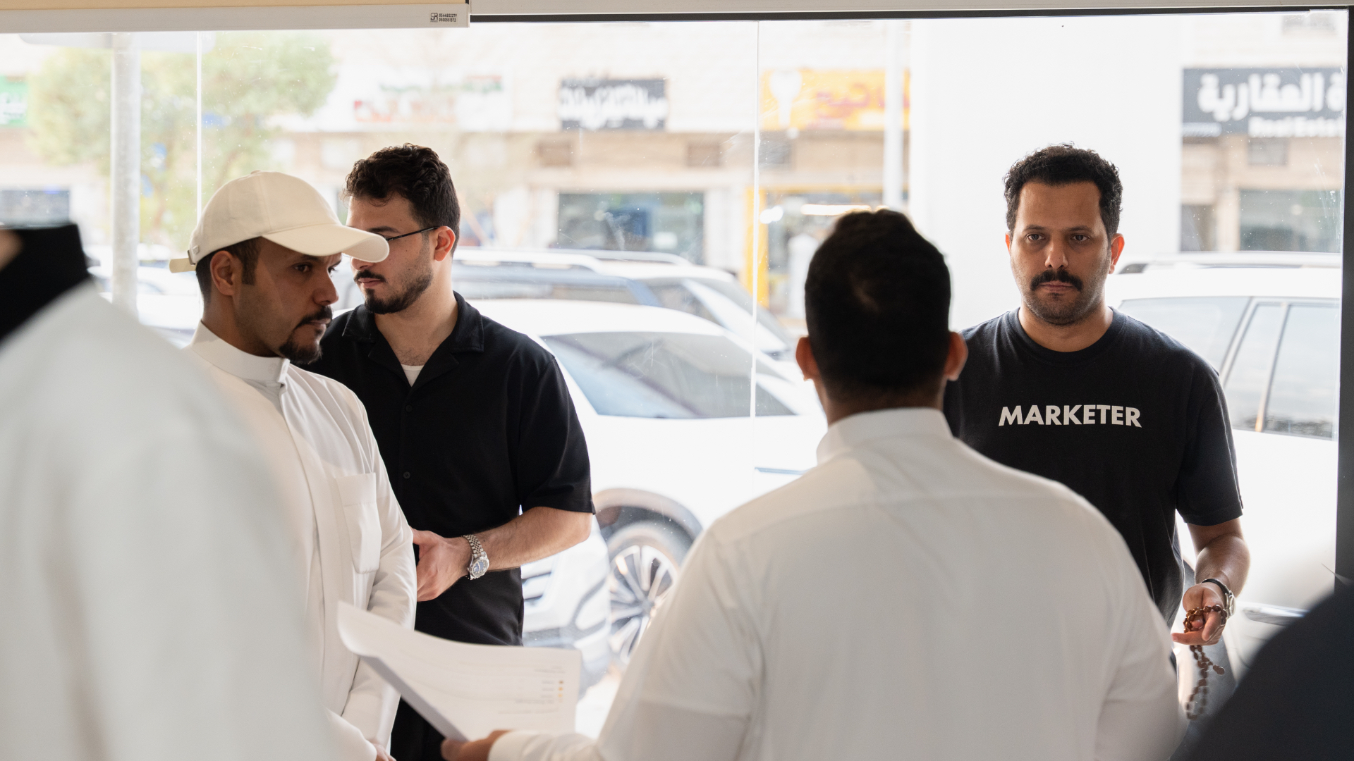 مشاركون في دورة تحميص القهوة مع مدرب نواة
